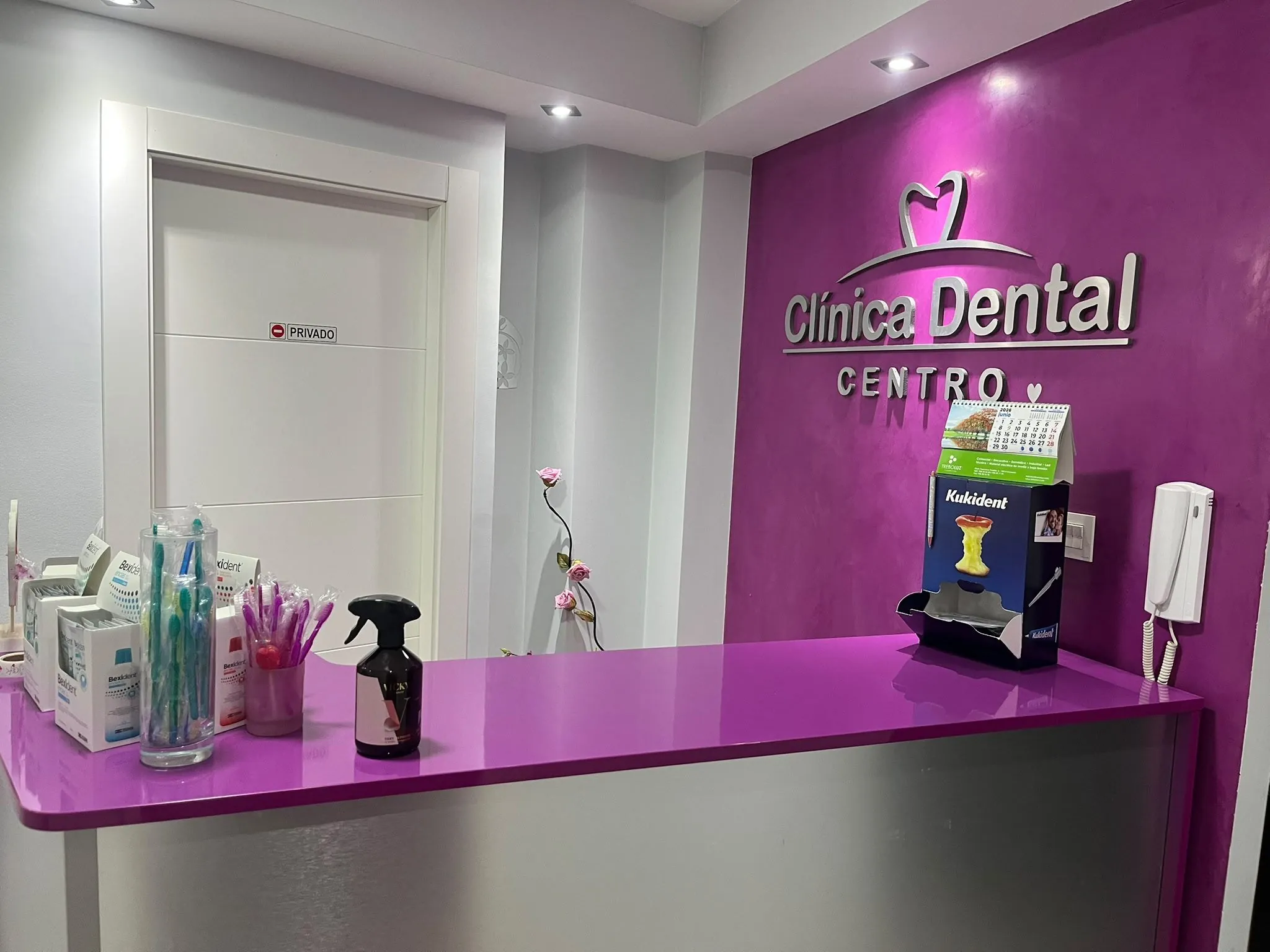 Recepción de Clínica Dental Centro con rótulo corporativo